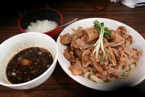 「肉盛りつけ麺並　830円＋無料の肉ちょい増し」@魁 肉盛りつけ麺 六代目けいすけの写真