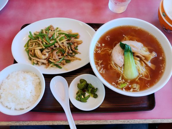 「醤油ラーメン青椒肉絲セット」@らいらい飯店の写真