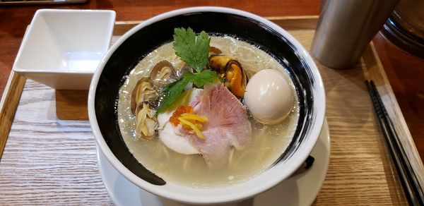 「浅蜊とムール貝の汐そば＋半熟味玉」@麺処しろくろの写真
