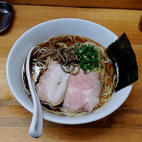「天然醸造醤油ラーメン」@ラーメン いいかおの写真