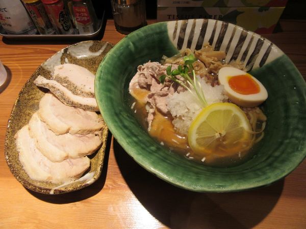 「限定　冷やしかぐやラーメン（８５０円）＋ミックスチャーシュー」@麺屋 かぐやの写真