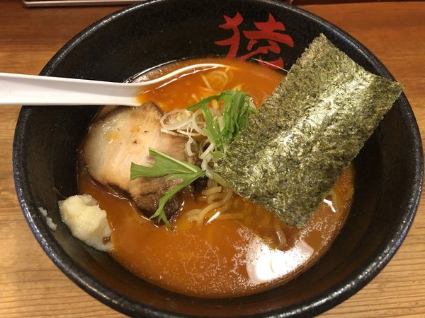 「赤猿にんにくバターらーめん　￥９３０」@麺や 猿の写真