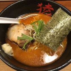 赤猿にんにくバターらーめん　￥９３０