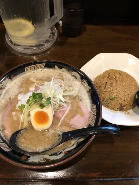 「魚豚骨ラーメン850円➕半炒飯300円」@魚と豚と黒三兵の写真