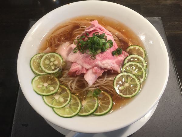 「【６月限定】酢橘の冷やし煮干らぁめん」@KaneKitchen Noodlesの写真