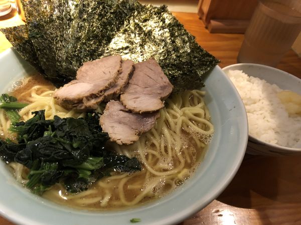 「チャー中 のり5枚 固め濃いめライス」@横浜ラーメン 武蔵家 大井町店の写真