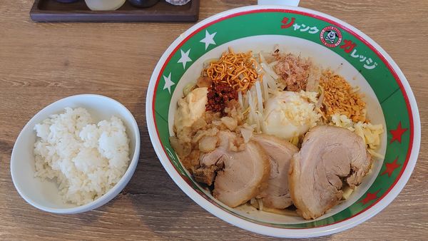 「豚マシまぜそば 880円 + 小ライス 70円 + 1枚増し」@ジャンクガレッジ 越生店の写真