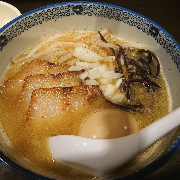 「特製豚骨ラーメン900円、ライス100円、替え玉100円」@三鷹食堂いなりの写真