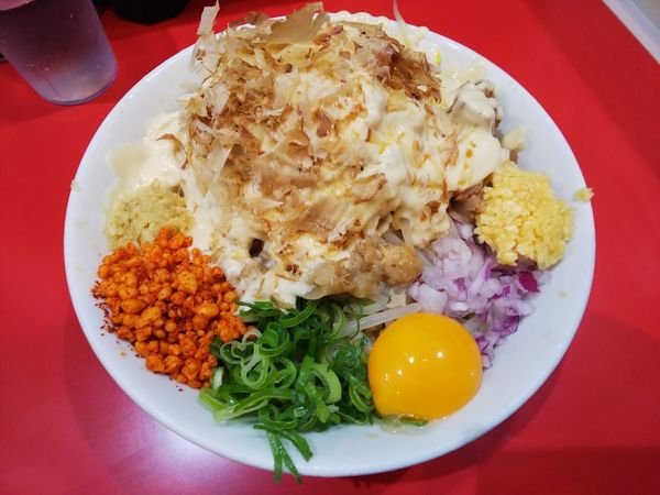 「冷しまぜそば背脂WガリマヨWニンニクショウガ辛揚げ　880円」@用心棒 市ヶ谷飯田橋の写真