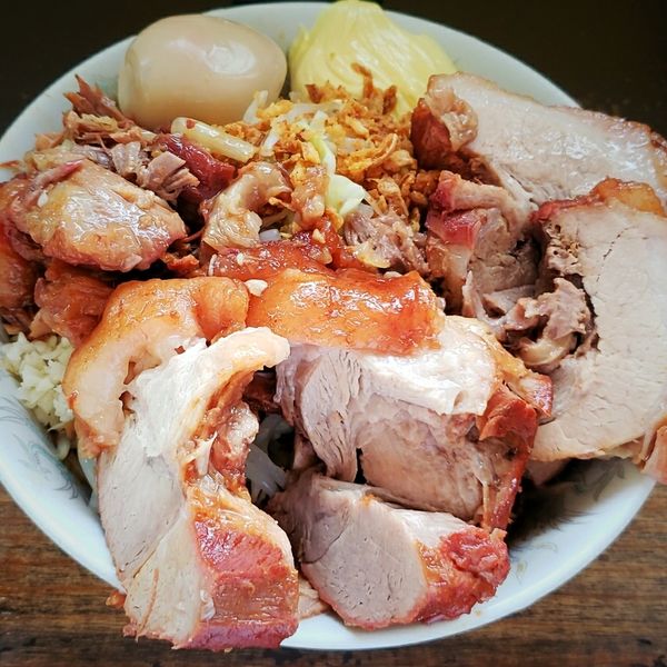 「【限定】金色の冷やし（細麺）９００円＋豚増し２００円」@めんじろの写真