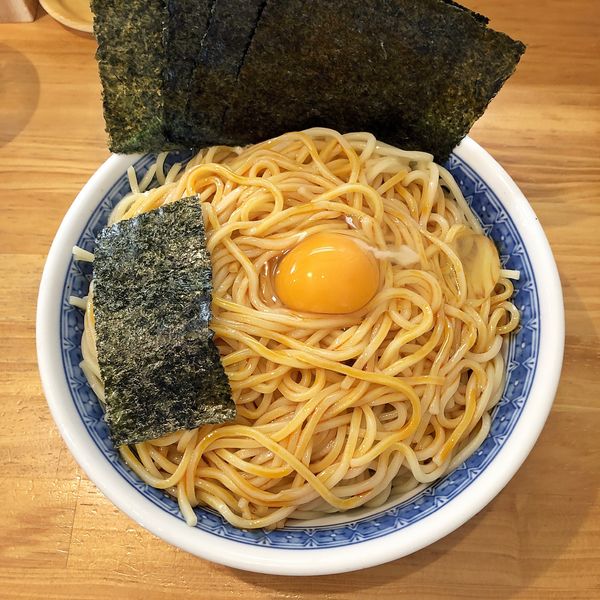 「冷やし油そば（中）＋生卵＋海苔　￥1000」@自家製中華そば としおかの写真