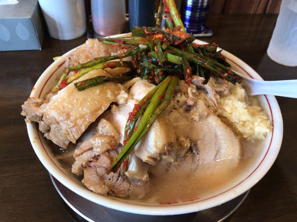 「中ラーメン＋ニラ＋豚」@麺屋 櫻弐の写真