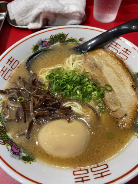 「豚骨ラーメン + 味玉」@釜炊き豚骨らーめん マルハ軒の写真