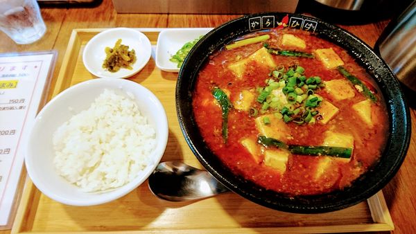 「からひげ麻婆豆腐麺(辛さ普通)+ライス(サービス)+青唐辛子」@からひげの写真