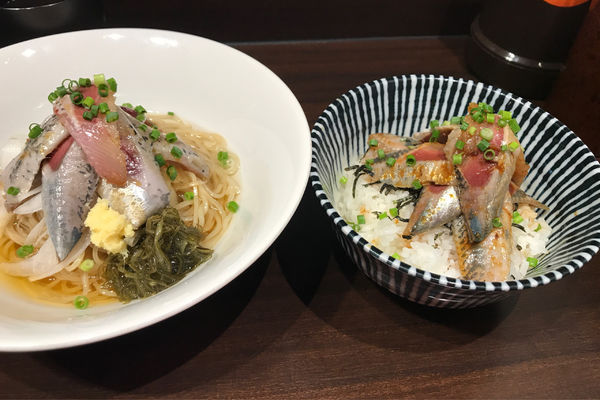 「昆布水の冷やしイワシそばとイワシ丼」@寿製麺 よしかわ 西台駅前店の写真