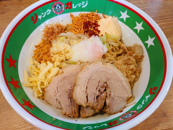 「豚マシまぜそば(卵あり) 全増し」@ジャンクガレッジ 東大宮店の写真