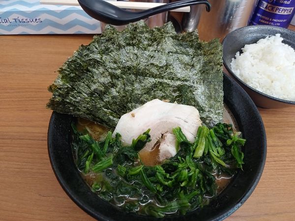 「ラーメン並　海苔増し　ほうれん草増し」@横浜らーめん 若武者の写真