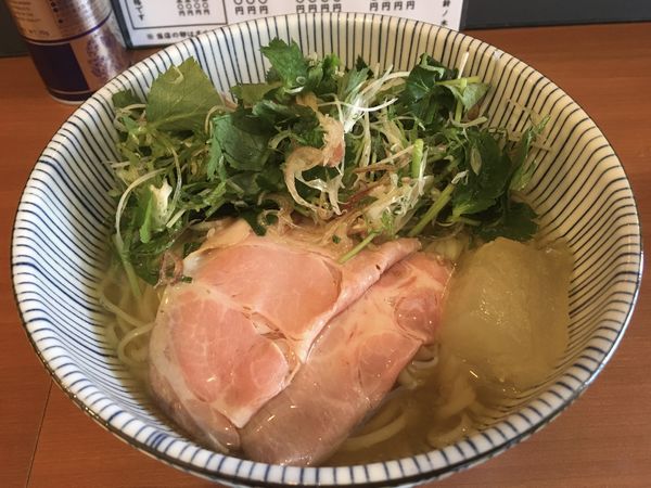 「冷たい煮干しぶっかけ＋薬味増し」@自家製手もみ麺 鈴ノ木の写真