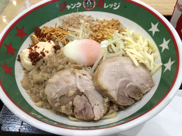 「豚マシまぜそば+セットドリンク」@ジャンクガレッジ イオン北戸田店の写真