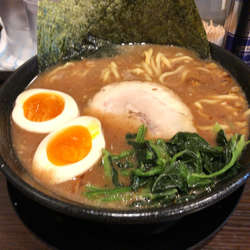 黒ニンニクまー油豚骨ノリたまラーメン