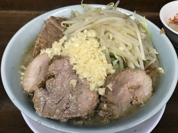 「小豚麺かため、にんにく&生卵&黒烏龍茶」@らーめん玄の写真