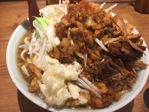 「ラーメン¥750(ニンニクアブラ)+生卵¥50」@ラーメン 豚パンチ 大宮南銀通り店の写真