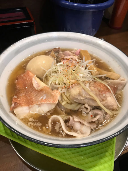 「創作ラーメン　白身魚と牡蠣入り海鮮豚肉そば」@まりお流らーめんの写真