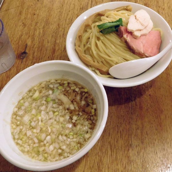 「ガーリック肉塩つけめん 大（980円）＋長ねぎ（100円）」@つけめん桜坂の写真