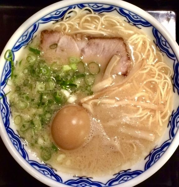 「大盛らぁめん(900円)＋味つけ玉子(150円)」@博多麺房 赤のれん 西麻布本店の写真