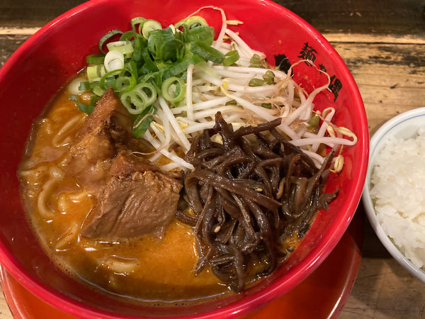 「濃厚辛みそもとなり+ライス」@麺や偶 もとなり 銘苅店の写真