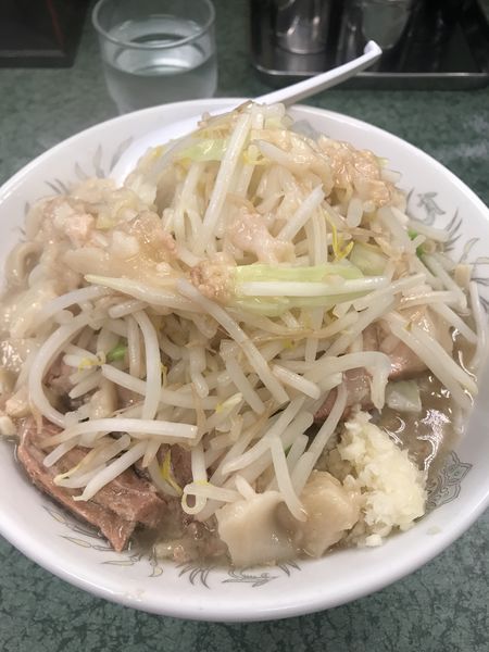 「ラーメン、ヤサイ、ニンニク、背脂カタマリ」@ラーメン二郎 新宿小滝橋通り店の写真