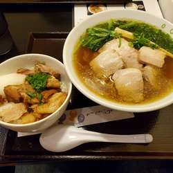 特製醤油ラーメンとチャーシュー丼