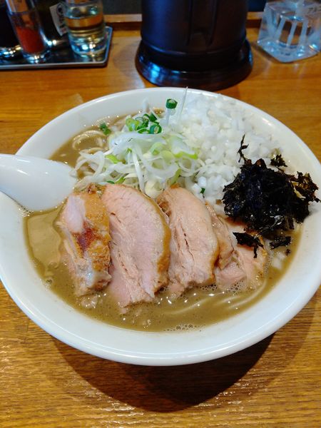 「濃厚煮干しそば(中)+チャーシュー+玉ねぎ」@中村屋総本山の写真