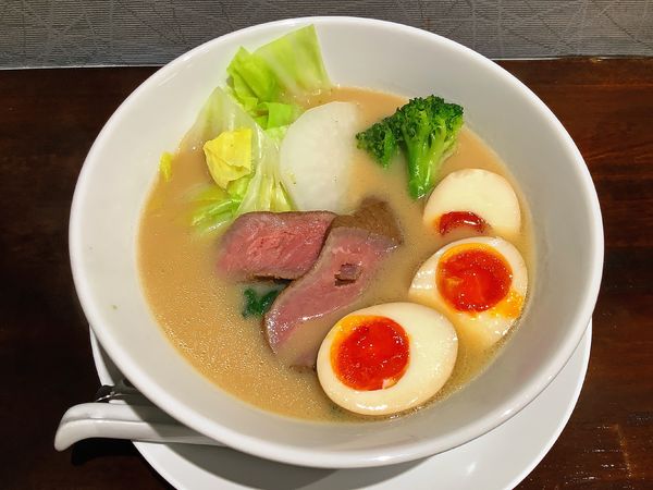 「牛骨白湯 並（燻製醤油）+ 味玉」@五瞭の写真