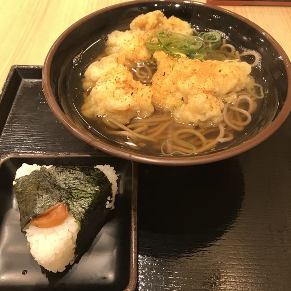 「鶏天（￥510）＋おにぎり（￥120）」@都そば 三ノ宮西口店の写真