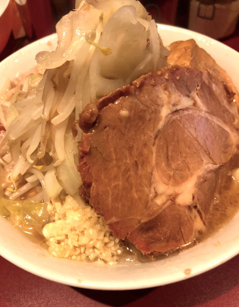 「小750円生卵50円　ニンニクアブラヤサイ」@ラーメン二郎 荻窪店の写真