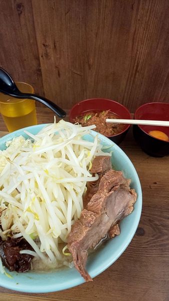 「ラーメン麺半分➕ほぐし豚➕生たまご」@ラーメン二郎 池袋東口店の写真