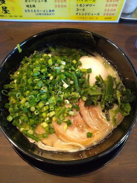 「豚骨ﾈｷﾞﾁｬｰｼｭｰ(塩、細麺かため)+煮卵+替え玉 ｷｸﾗｹ」@博多屋の写真