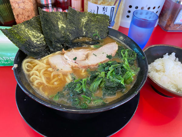 「ラーメン　中盛ほうれん草増しと半ライス」@家系ラーメン 王道 神道家の写真