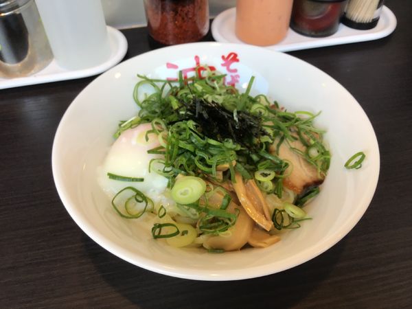 「青ネギ・半熟玉子セット(並盛・120g)800円」@元祖油そば専門店 東京麺珍亭本舗 高崎インター店の写真