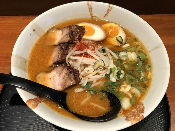 「うま辛玉子らぁめん　￥９００」@らぁめん道 稲花の写真