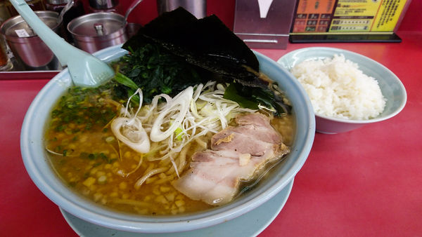「限定/海老薫る濃厚あさり醤油ラーメン+ほうれん草+海苔+他」@ラーメン山岡家 瑞穂店の写真