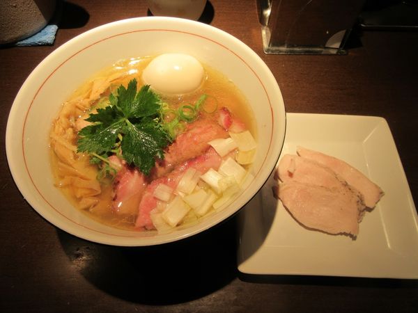 「地鶏中華そば・塩（８３０円）＋釜焼き＋鶏＋味玉」@麺や 虎徹の写真