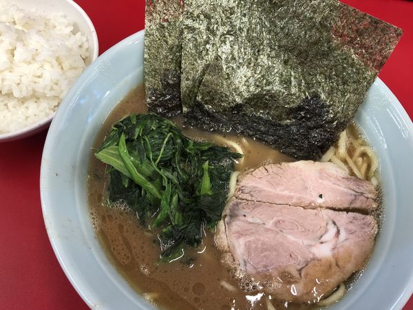 「ラーメン並、固め＋サービスライス」@横浜家系ラーメン おうじ家の写真