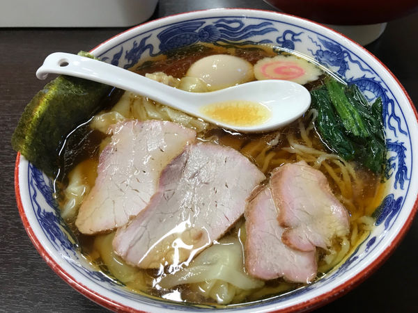 「ワンタン麺（ネギ抜き、半熟煮玉子）」@とら食堂の写真