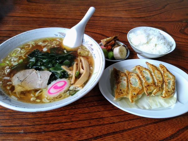 「ラーメンセット (ギョーザ5コ+半ライス) 900円」@新川食堂 本店の写真