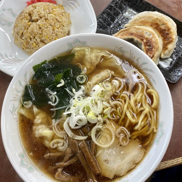 「ワンタンメン+ランチセット(半チャーハン・餃子2個)」@珍來 谷塚駅前店の写真