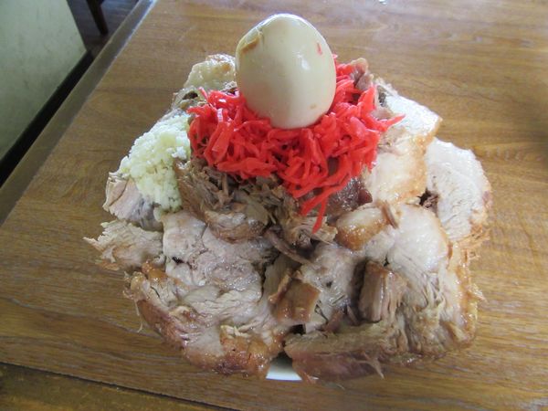 「限定　金色の冷やし（９００円）＋豚増し＋豚増し」@めんじろの写真