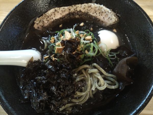 「黒中とんラーメン¥880」@らーめん 月の兎影の写真