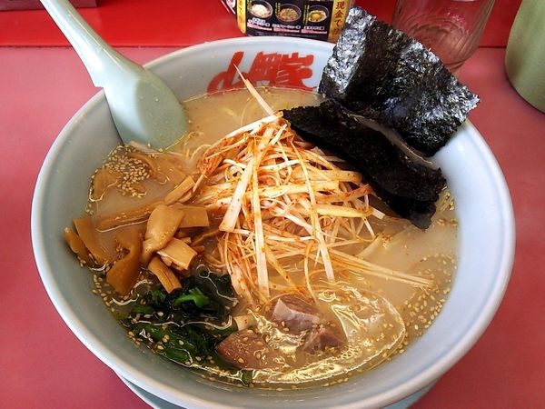 「塩ピリ辛ネギラーメン中盛+メンマ」@山岡家 平塚店の写真